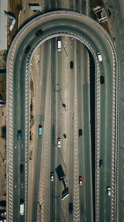 有车辆的道路航拍照片